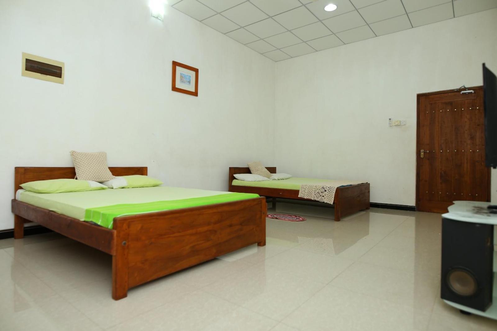 Sujee'S Guest House With Two Bed Rooms Anuradhapura Bagian luar foto